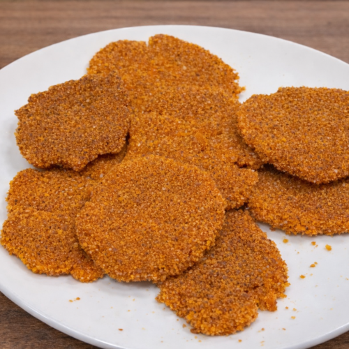 Cotolette di carote dorate e croccanti, servite su piatto bianco