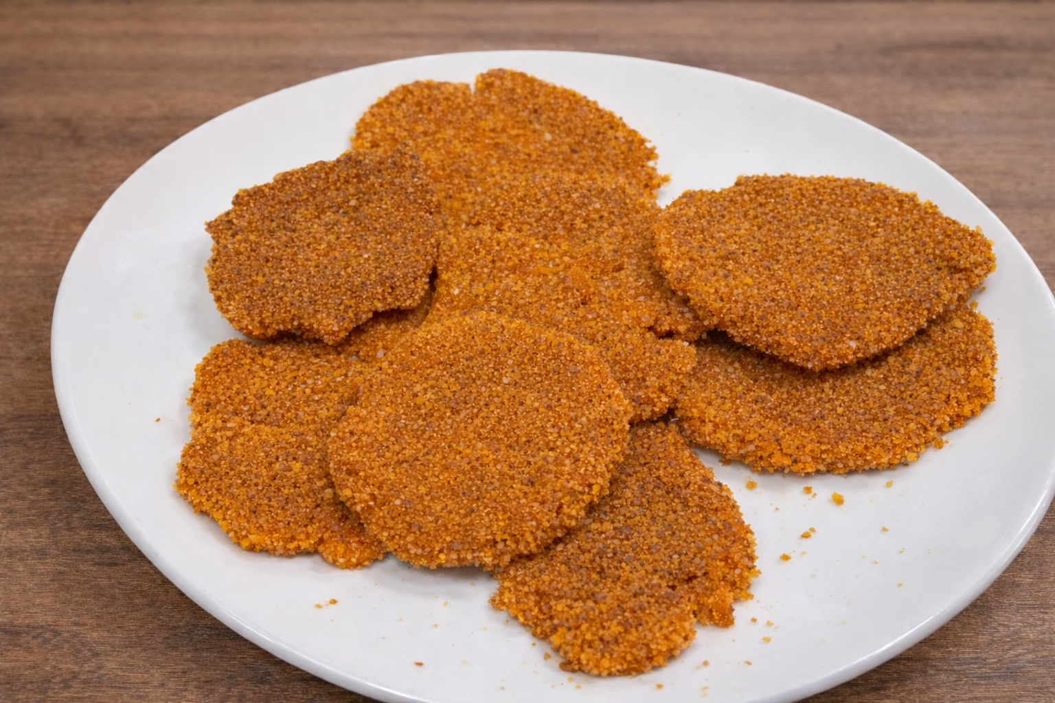 Cotolette di carote dorate e croccanti, servite su piatto bianco