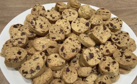 Biscotti al cioccolato fondente a fette su piatto bianco