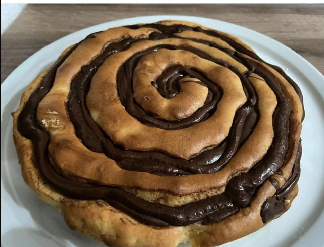 Torta girella alla Nutella senza glutine su piatto bianco, soffice e marmorizzata