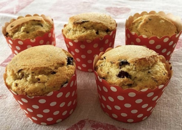 Muffin con gocce di cioccolato in pirottini rossi