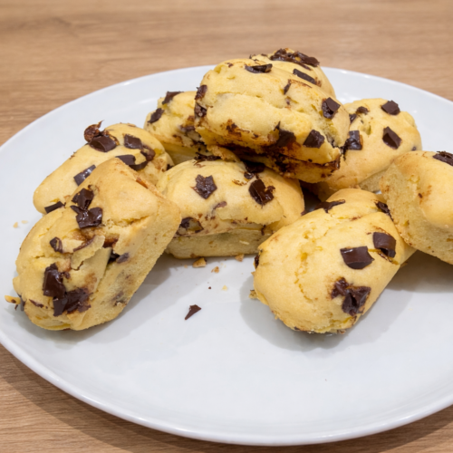 Pancake soffici con gocce di cioccolato su piatto bianco, pronti da servire