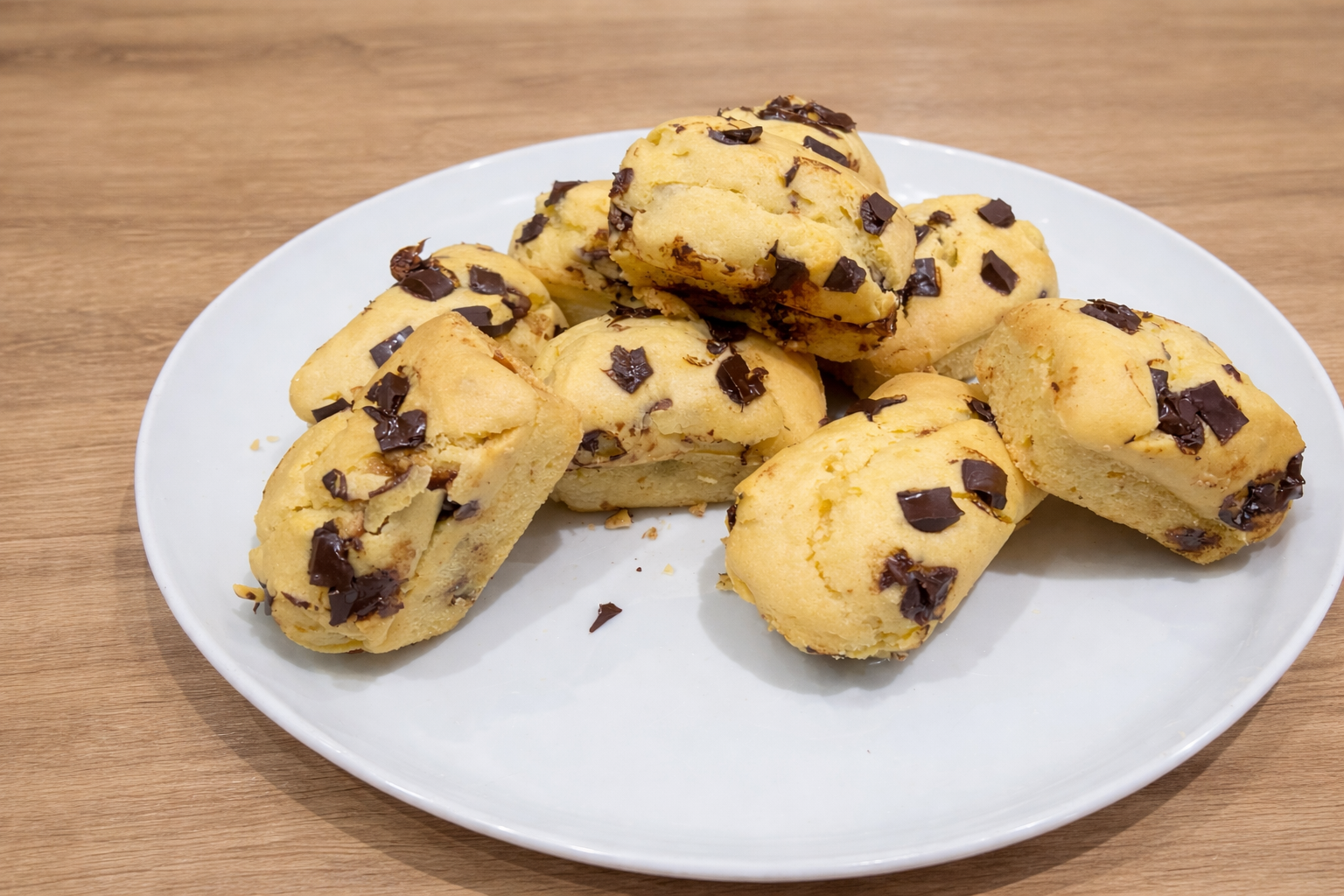 Pancake soffici con gocce di cioccolato su piatto bianco, pronti da servire