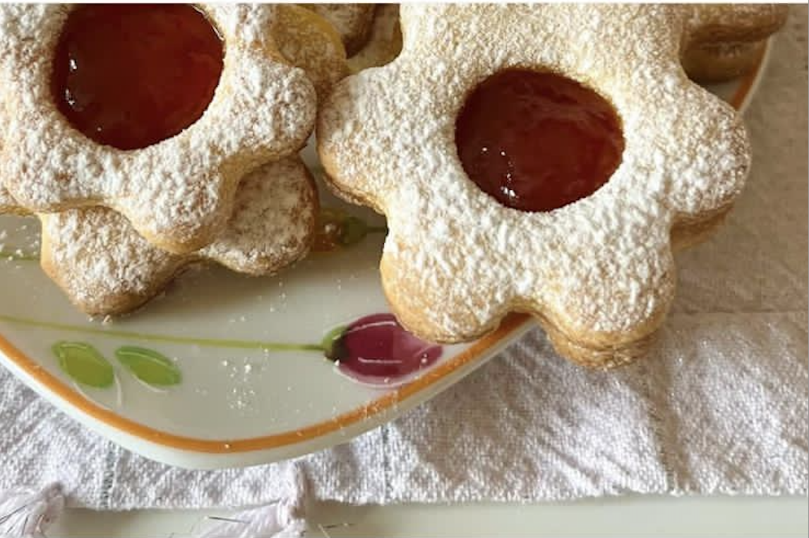 Biscotti occhi di bue senza glutine a forma di fiore con marmellata di fragole e zucchero a velo