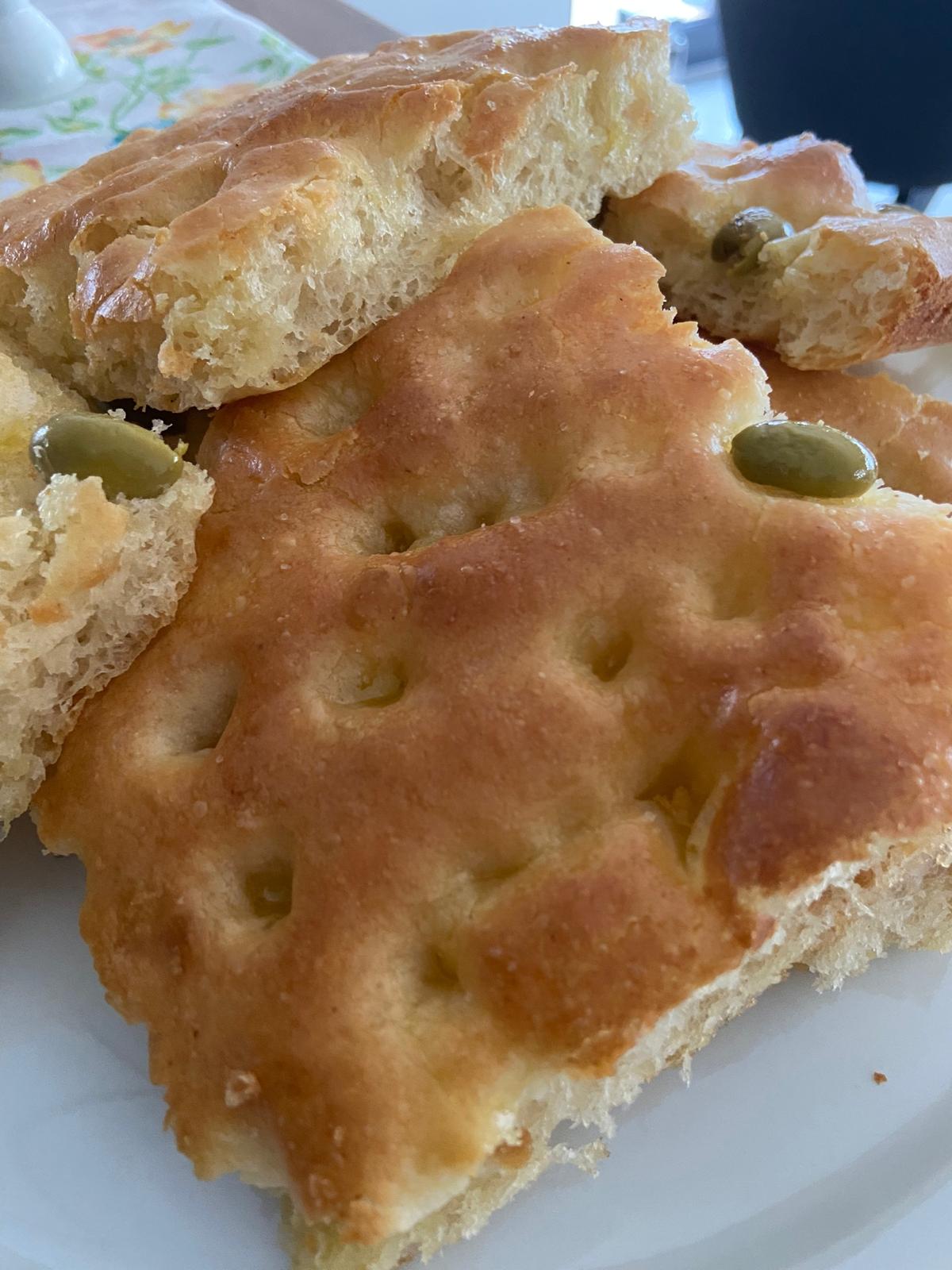 Focaccia con olive verdi e salamoia dorata e croccante fatta in casa