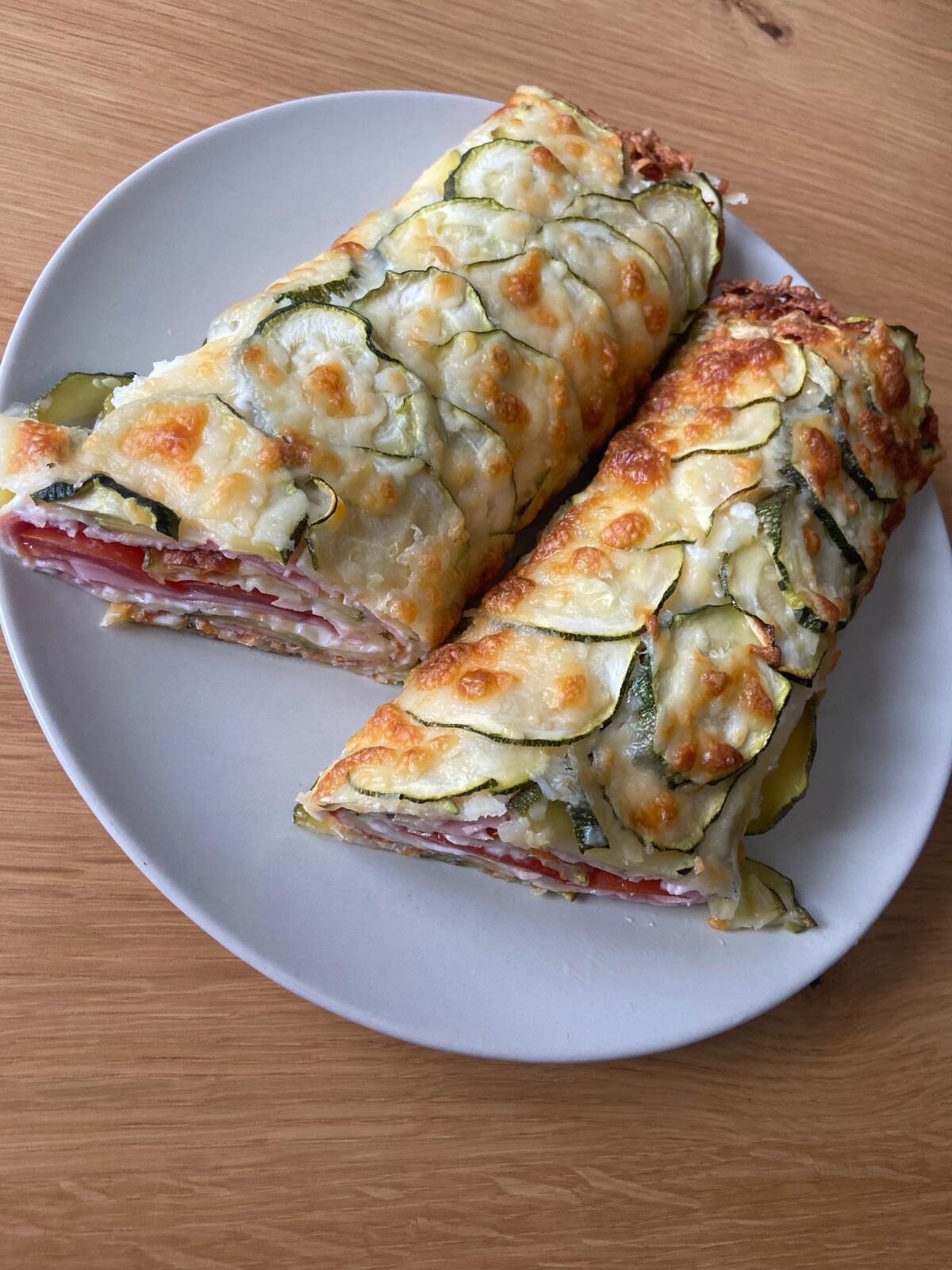 Rotolo di zucchine con prosciutto mozzarella Philadelphia e pomodorini tagliato a fette