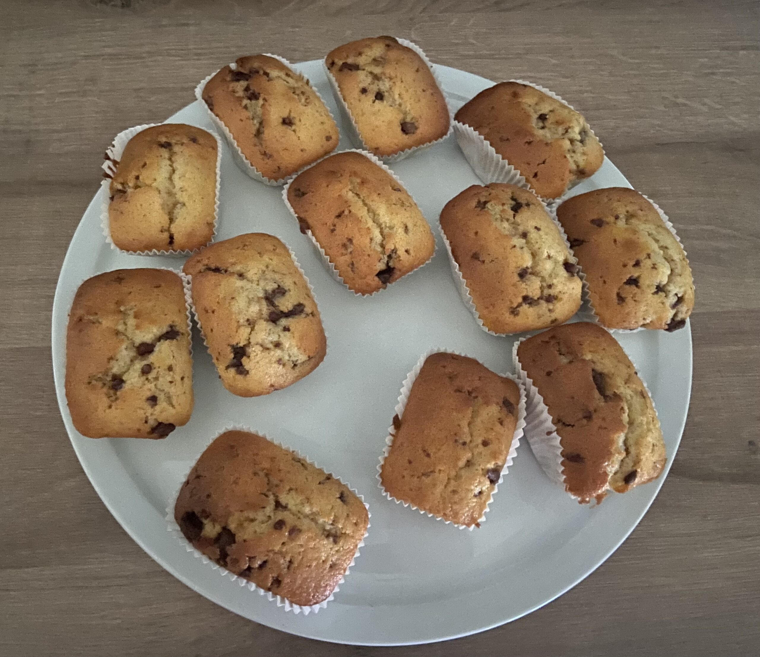 Mini plumcakes con gocce di cioccolato senza lattosio su piatto bianco