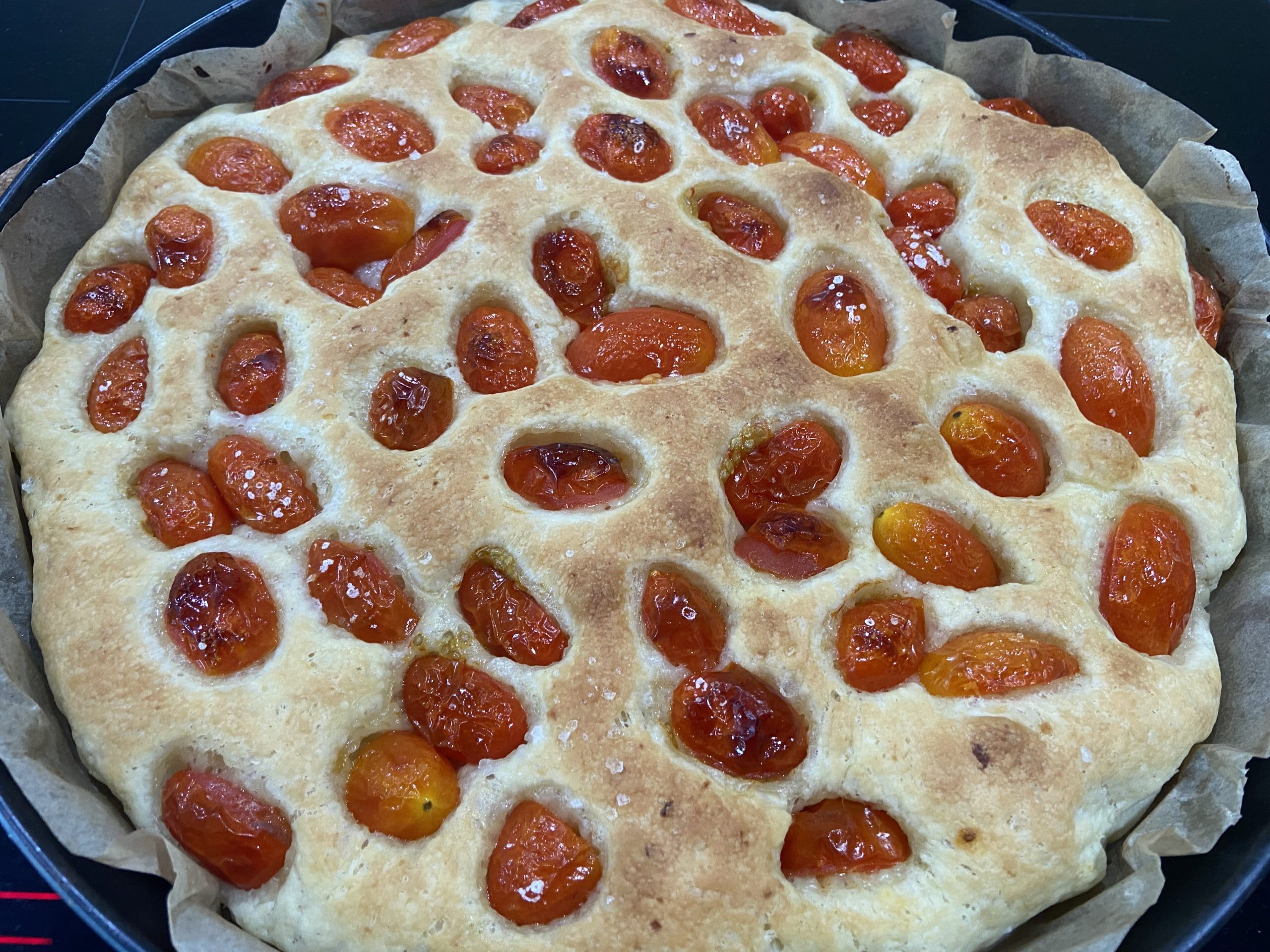 Focaccia pugliese con pomodorini datterini caramellati in teglia rotonda